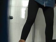 商场排队厕拍系列黑丝皮裤妹子下面很干净难得一见的名器