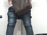 商场排队厕拍系列妹子一脸倦容像是昨晚没睡好