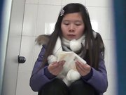 商场排队厕拍系列对白有趣姐姐说她天冷一般都是穿短毛衣