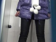 商场排队厕拍系列对白有趣姐姐说她天冷一般都是穿短毛衣