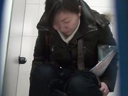 商场排队厕拍系列妹子一边打电话一边提裤子也不怕电话掉厕所里