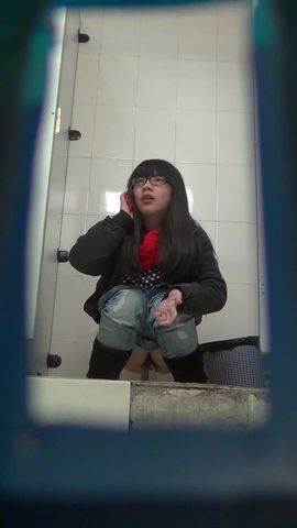 商场排队厕拍系列妹子一边打电话一边提裤子也不怕电话掉厕所里