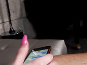 边吸鸡巴边发短信的小骚货