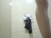 商场厕拍系列材好的美女为了尿尿差不多把衣服都脱完了