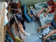 秃顶大叔大白天儿子睡旁边不脱裤子也要和老婆来一炮