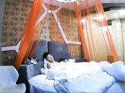 白嫩美女酒店和帅小伙私在吃饭就被男的扒光衣服开操