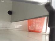 [国产小便偷拍合集]-潜入艺术学院女厕偷拍第13季妹子的裤子很潮啊骷髅头