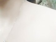 美少妇大白天在莲花上勾搭陌生小哥哥野外大战口爆吞精