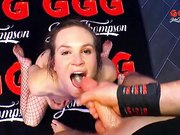 让一群大屌男在自己嘴里连续射精的德国熟女