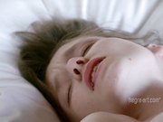 姐妹花黄瓜的爱彼此双双干到高潮那么长的黄瓜全部插进去