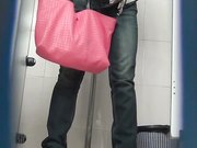 商场排队厕拍系列素颜看起来很有邻家感觉的妹子