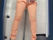 商场排队厕拍系列素颜看起来很有邻家感觉的妹子