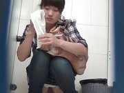 商场排队厕拍系列素颜看起来很有邻家感觉的妹子