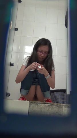 商场排队厕拍系列素颜看起来很有邻家感觉的妹子