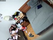 家庭摄像头偷窥夫妻趁着儿子上学在他床上过性生活