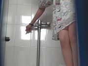 商场排队厕拍系列妹子上厕所也不忘记拿出手机自拍看起来萌萌哒