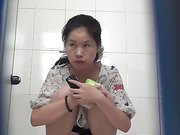 商场排队厕拍系列妹子上厕所也不忘记拿出手机自拍看起来萌萌哒