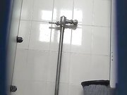 商场排队厕拍系列妹子上厕所也不忘记拿出手机自拍看起来萌萌哒