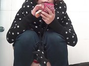 商场排队厕拍系列长的还不错的可爱妹子对着镜子搔首弄姿