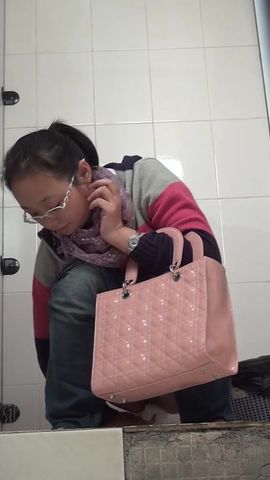 商场排队厕拍系列长的还不错的可爱妹子对着镜子搔首弄姿