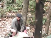 公园密林里2个老头与中年妇女一个干另一个放哨内射