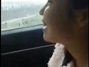 性感的白领小姐姐搭顺风车聊得投机就和司机小哥在路边车震