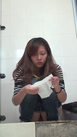 商场排队厕拍系列超级漂亮的美女一身运动装内裤还是黑丝透明