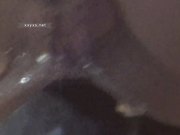 国内高校近距离偷拍用反光镜窥视漂亮格子衫美眉的小肥鲍