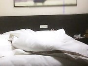 四哥小旅馆找小姐偷啪30岁左右的短发鸡