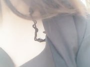 美女主播山上套路黄毛小哥说他打火机掉落了一块下山半路打野战