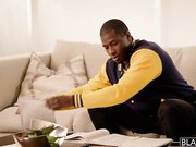 气质美少妇当着老公的面勾引发骚