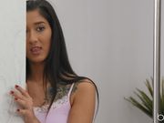 梦想着骑在继父粗大鸡巴上爽的淫荡女儿