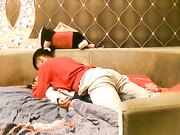 可能是第一次约会女孩坚守底线只给亲给摸就是不给操