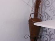 让客人在她多毛阴户上射精的亚洲女服务员