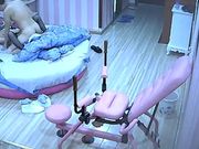 炮椅房眼镜美女特意换上情趣内裤和丝袜要求男友在炮椅上操她