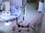 炮椅房眼镜美女特意换上情趣内裤和丝袜要求男友在炮椅上操她