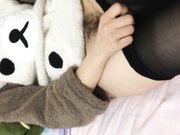 可爱的闷骚眼镜妹子黑丝被男炮友用手指抠出水吹硬鸡巴骑坐