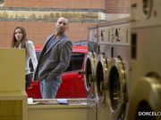临时兴起和女友在洗衣室工作台上激情做爱临街很怕被人看到