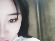 网红妹子在网吧玩露出被隔壁小伙发现了直接硬来掏出鸡巴就吃