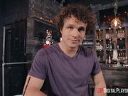 勾引小伙子做爱的好色酒吧侍女