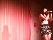 乡村县城地下夜总会精彩不贵的艳舞表演全裸劈腿撅臀载歌载舞