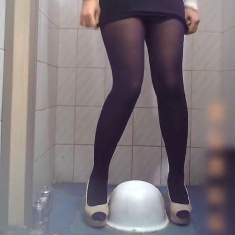 思密达美女丝袜蹲厕地太滑气质高跟妹子不小心摔了一跤