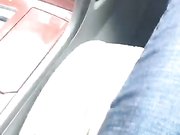 中午开车接漂亮小情人下班路边车震环卫大爷还在旁边打扫卫生了