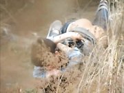 公园两学生情侣荒草掩护席地野战干完用纸巾擦一擦