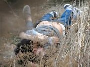 公园两学生情侣荒草掩护席地野战干完用纸巾擦一擦