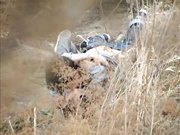 公园两学生情侣荒草掩护席地野战干完用纸巾擦一擦