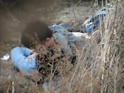 公园两学生情侣荒草掩护席地野战干完用纸巾擦一擦