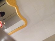 大型活动现场后台厕拍2美女们有说有笑都很兴奋啊