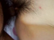 强行把漂亮女友按在床上插B看她享受的样忍不住拍了下来