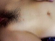 强行把漂亮女友按在床上插B看她享受的样忍不住拍了下来